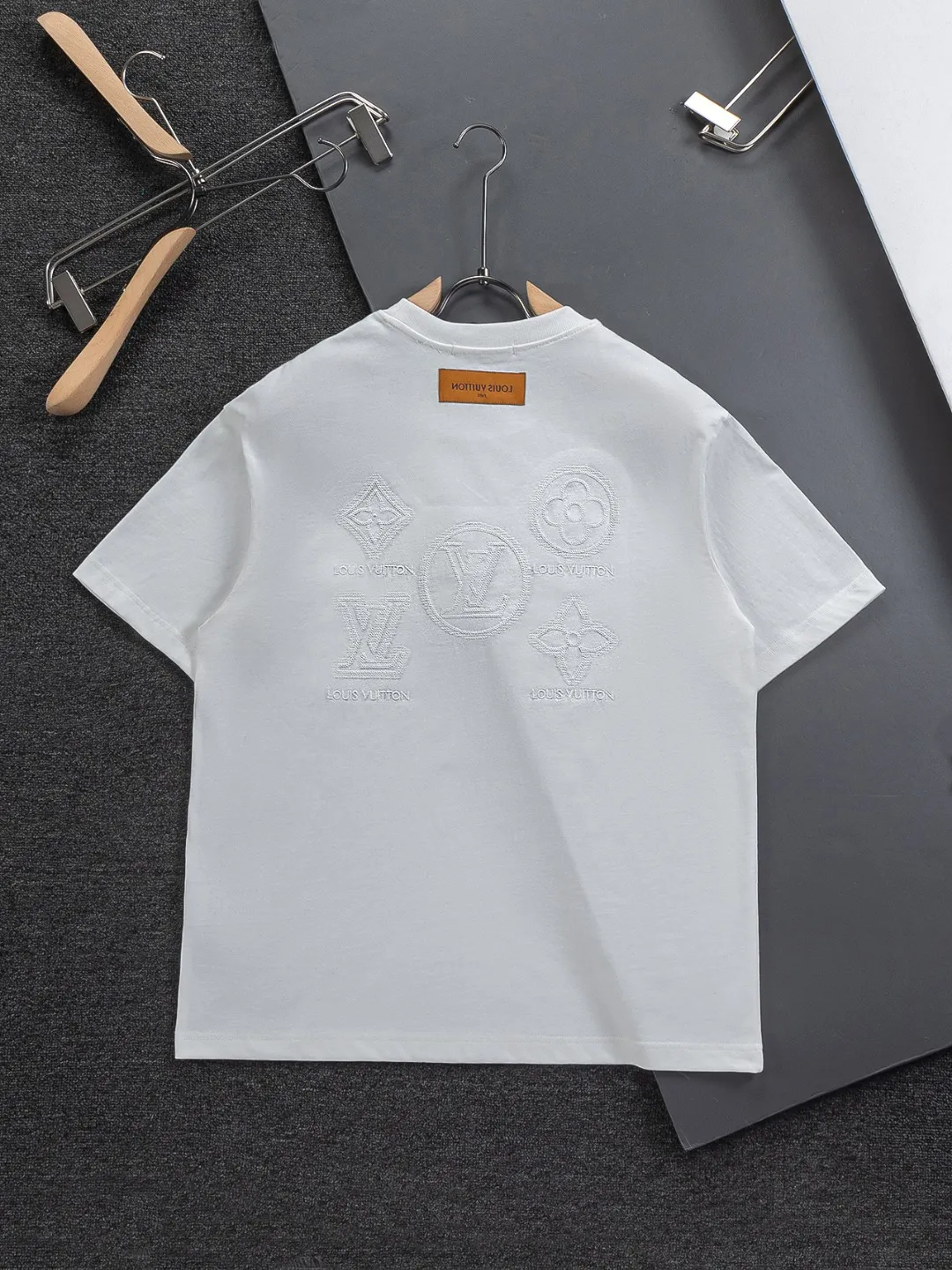 🅿️200 Louis Vuitton 1V LV micro-wide version S-XL LV 26ss new products are available at the counter simultaneously. Multiple craftsmanship. Three-dimensional small logo letters on the chest🪡 embroidery + multi-label four-leaf clover on the back🍀🪡 embroidery. Round neck short-sleeved T-shirt, same style for men and women! Consigned to one-to-one creation. Synchronized with the official website, pure cotton fabrics at the counter! It is close to the skin and comfortable, durable and easy to wear. It has a classic and simple logo design and meticulous original craftsmanship. Short-sleeves, a must-have item for men, do not appear to be the same for the general public, but must be unique and eye-catching. This LV short-sleeve is all about quality, comfort, the same shape and fashion as always, including fabrics and cutting techniques. All of them have been made with great effort! 320 grams of washed pure cotton fabric, pure cotton is breathable, very refreshing and comfortable for daily wear. The rib knitting on the neckline is smooth and tight, and the neckline will not be skewed if you toss it at will. The loose version, you will find that it looks really good on the upper body. The overall is minimalist and neat, super versatile for daily use! Pair it casually with a pair of pants for a youthful look. A T-shirt will make your outfit crazy. It is a fashionable item that can never go wrong! Color: Black White Size: S-XL Size chart: S: Shoulder width 50-Bust 56-Length 70 M: Shoulder width 52-Bust 57-Length 72 L: Shoulder width 54-Bust 59-Length 74 XL: Shoulder width 56-Bust 62-Length 76
